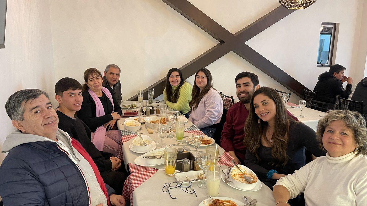 Familia celebrando en una mesa de Santtino