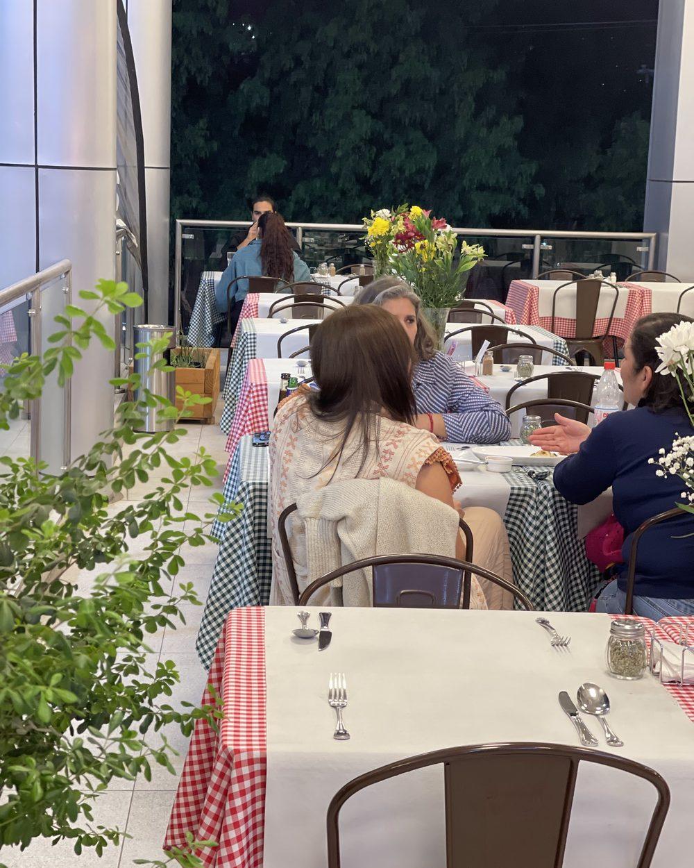 Terraza de Trattoria Santtino con mesas de mantel a cuadros